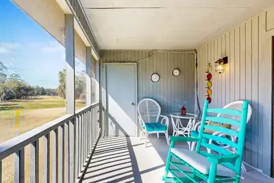 Image de 2nd-floor Condo retreat with screened porch and golf course views