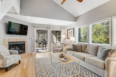 Image de Dog-friendly beach home with screened porch, charming interior, & W/D