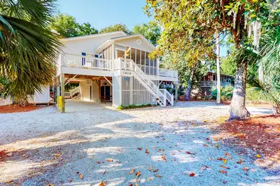 Image de Beautiful home within walking distance to the Beach w/ Free WiFi, Sun Deck