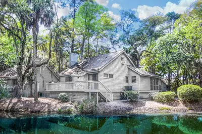 Image de Updated, dog-friendly home with grill, W/D, screened porch, & central Ac
