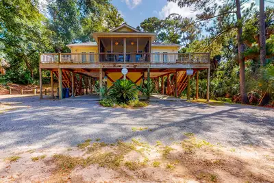 Image de Walk to the Beach & Bike Path Shaded Home w/ Large Deck, WiFi, Ac & Laundry