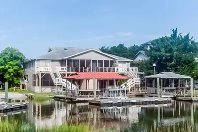 Image de Dog-friendly duplex with sound views, screened porch, WiFi and dock
