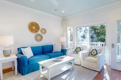 Image de Renovated corner condo with tropical balcony, pool, Ac & W/D - walk to beach