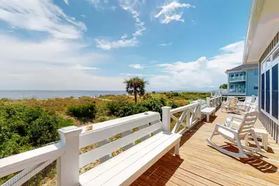 Image de Oceanfront home with beach access, great ocean view, deck, screened porch, WiFi