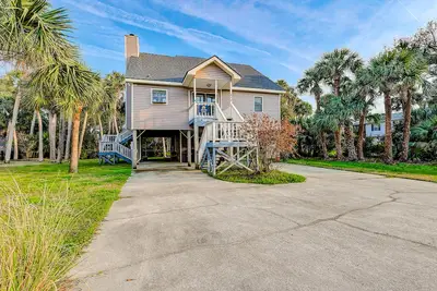 Image de Newly Updated, Dog-Friendly Home w/ Screened Porch & WiFi - Walk to the Beach