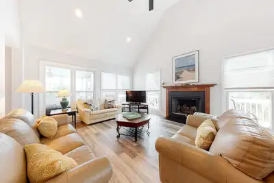 Image de Newly Renovated, Dog-Friendly Home w/ Ocean View, Decks, WiFi - Walk to Beach