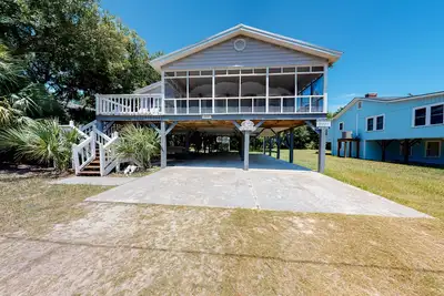 Image de A Block and a Half to the Beach Dog-Friendly Home w/ Screened Porch & WiFi