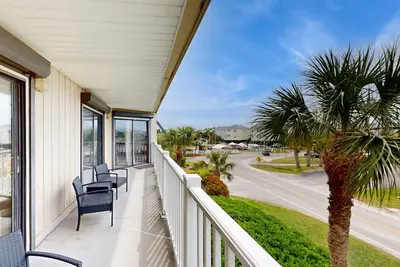 Image de Comfortable Villa near the Beach w/ Balcony, WiFi, Washer/Dryer & Shared Pool