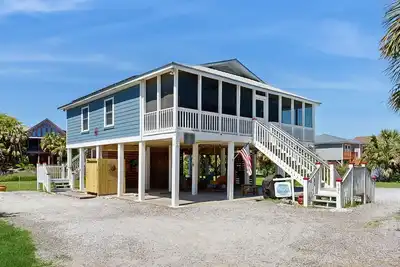 Image de Newly renovated lagoon-view home with screen porch & patio - short walk to beach