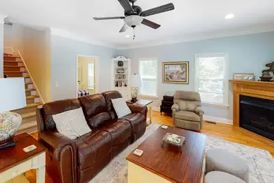Image de Sun-kissed home with Ac, fireplace & W/D - short drive to the beach