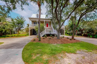 Image de Charming Home w/ Lagoon View, WiFi, Laundry, Central Ac - Walk to the Beach