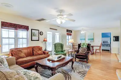 Image de Beautiful two story home - walk to beach & iconic Whaley's Bar and Restaurant