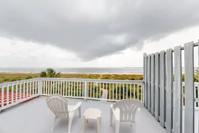 Image de Quiet, oceanfront home with W/D, balcony, patio & great views - dog-friendly