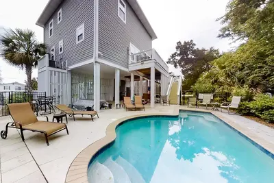 Image de Fantastic House 2 Blocks From Beach w/Private Pool, Free WiFi, Central Ac, & W/D