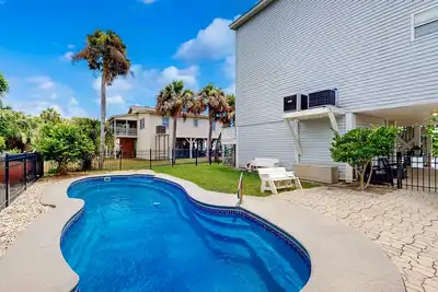 Image de Dog-Friendly House Across the Street From Beach w/Private Pool, WiFi, Ac, Patio