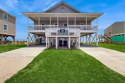 Image de Newly renovated beachfront house w/Patio, Free WiFi, Private W/D, Ac