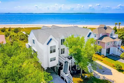 Image de Oceanfront house with ocean views & beach access - near dining & golf