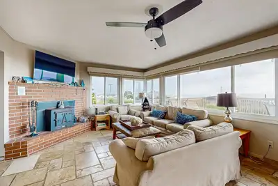 Image de Ocean View Home w/ Private Hot Tub, Wood Stove, Large Deck & Yard - 2 Dogs Ok