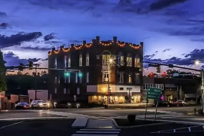 Image de The Pythian Building Penthouse Apt. is centrally located on the city square.