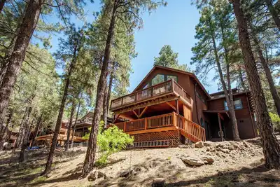 Image de Stunning large Cabin with Hot tub, Ac, Pool table, fenced yard