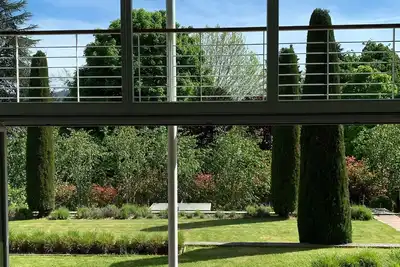 Image de Luxueuse maison moderne, jardin paysagé, entre lac et montagne