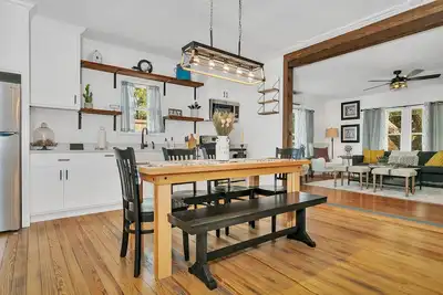 Image de Kuhlman Haus | Charming Farmhouse In Town | Hot Tub