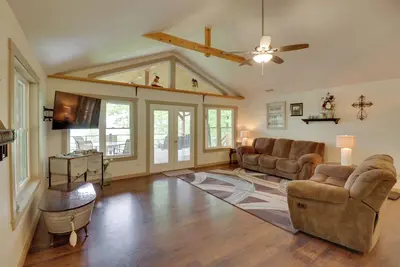 Image de 'Bullfrog Bluff' Mountain View Cabin w/ Deck!