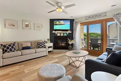 Image de Qcb5 Saltaire Sunrise * Oceanfront * Community Pool * Walk to Restaurants & Shops