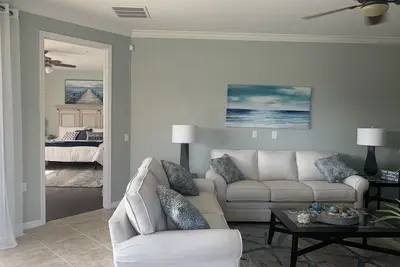 Image de Beautifully decorated, super clean with private view next to pool. 27 hole golf