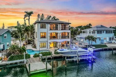 Image de Canal Front with Boat Dock! Perfect Location! Game Room! -A Pirate's Dream