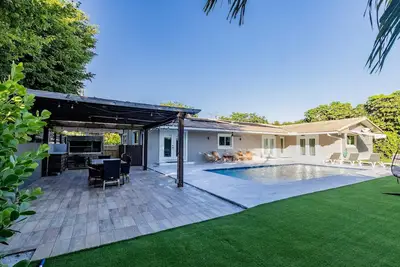 Image de Villa w\/a Huge Terrace w\/Arg Grill+Mini Golf+Billiards & Heated Pool!