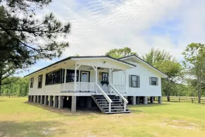 Image de 40 Acres 4 Bedroom 4 full bathroom Home with a Pond stocked with Fish & Rv Port