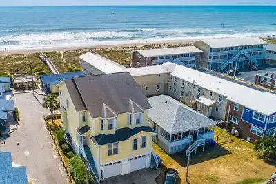 Image de Sleeping Lady | Spacious, Oceanfront, Direct Beach Access