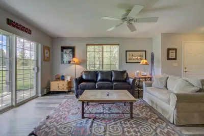 Image de Bright and Cozy 2-Bedroom Condo in Mountain Village – Walk to Trails, Minutes fr