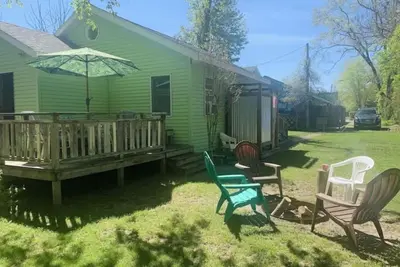 Image de A cozy cottage tucked away in the heart of Union Pier!