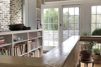Image de Stellar remodel! Walk to salt water beaches, trails & ponds. dog w permission