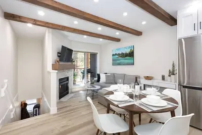 Image de Freshly Reno'd Village Condo with Private Hot Tub