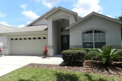 Image de Pet Friendly - Spacious corner lot with privacy hedges. Country, cozy feel minutes from the theme parks!