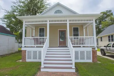 Image de Miss Ida- Adorable Downtown Historic Cottage w/ Screened Porch