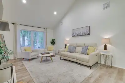 Image de 7 Mi to Camelback Mtn: Chic Penn Estates Home