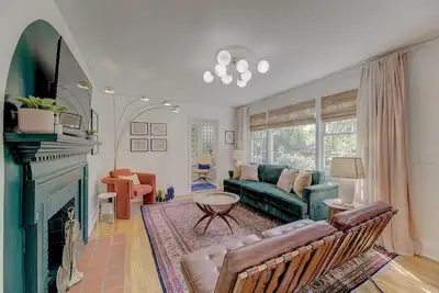 ✷ Dazzling Downtown Deco ✷ 2 Bd 1 Ba Home