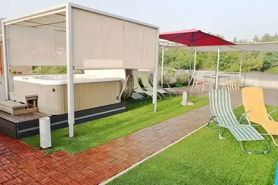 Image de Studio avec terrasse et jacuzzi