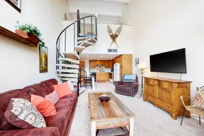 Image de Third-Floor Condo + Loft w/Mtn Views, Balcony, Wood Fireplace, & Shared Hot Tub