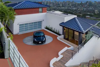 Image de Luxury Estate with Panoramic Honolulu views. Steam room, Sauna, Spa, Heated Pool