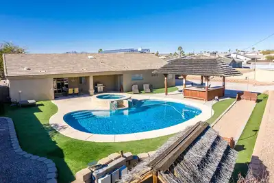 Image de Lagoon Style Oasis! ! ! ! Huge Entertaining Yard!
