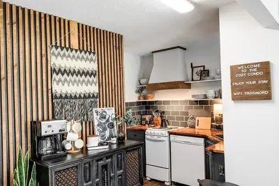 Image de Warm and Cozy Condo with Peaceful Golf Course Views