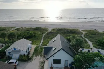 Image de \"Beachfront Bliss! 10% Off Week-Long or 15% Off Monthly Stays at Indian Rocks\"
