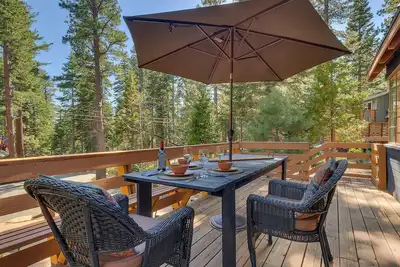Image de Falcon's Rest - Amazing Summer Cabin - Great Deck - Near Hiking/Biking Trails