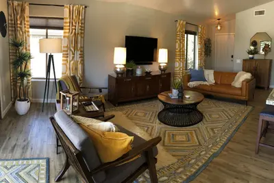 Image de Stylish “Sweetwater Oasis\" in a Charming Paradise Valley Village Neighborhood