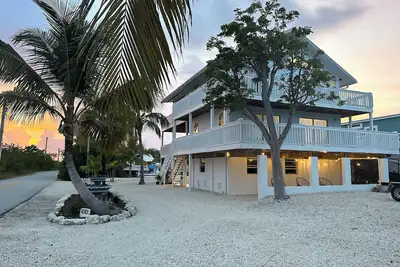Image de Open water views, New heated & chilled pool. Huge master suite! wraparound decks